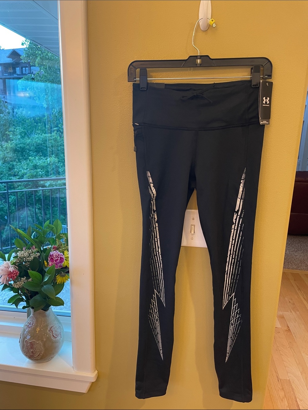NWT Under Armour Black Compression Leggings with Silver Reflective Stripes